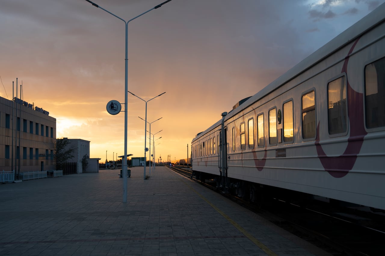 黄昏街边的列车