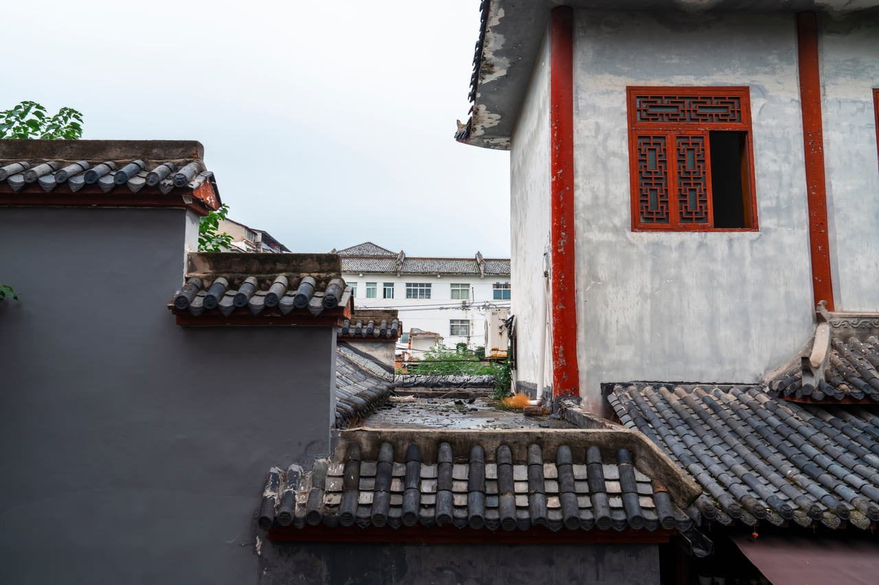 白墙红窗的院落建筑