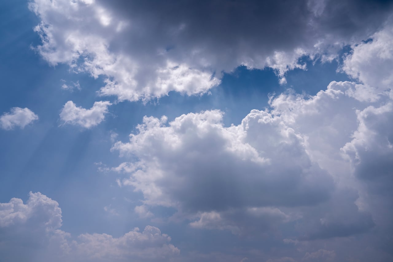 云层透光的天空